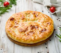 Хачапури круглый с сыром и шпинатом