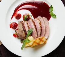 Утиная грудка с малиновым соусом и толченым картофелем