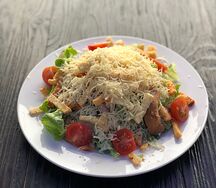 Салат Цезарь с курицей