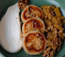 Сырники с творожным сыром креметте, горгонзолой и грушей