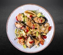 Салат Том ям с курицей 