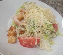 Салат Цезарь с курицей