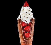 Трдельник с клубникой и взбитыми сливками