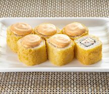 Острый темпурный ролл с морепродуктами