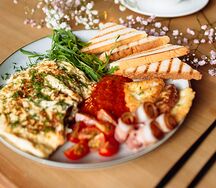 Омлет и тост