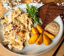 Скрамбл с сыром и тост