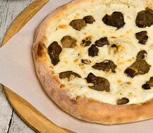 Пицца с белыми грибами