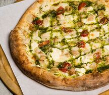 Пицца песто сливочная с курицей