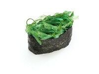 Суши с чука салатом