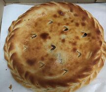 Пирог с творогом и клубникой