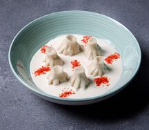 Мини-хинкали с курицей со сливочным соусом Коко