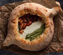 Хачапури с томатами, песто и грузинской страчателлой