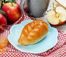 Пирожок с яблоками