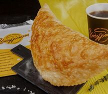 Чебурек с творожным сыром и вялеными томатами