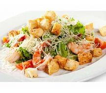 Салат цезарь с королевской креветкой