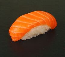 Суши лосось