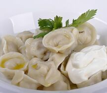 Пельмени с говядиной и сметаной