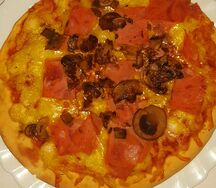 Пицца с ветчиной и грибами