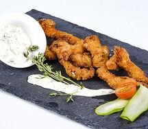 Куриные пике с чесночным соусом