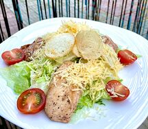 Салат Цезарь с курицей