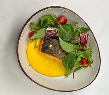 Стейк из лосося с голландским соусом и свежим салатом