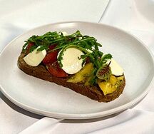 С томатами, моцарелой и соусом песто