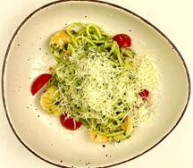 Паста с креветками и соусом песто