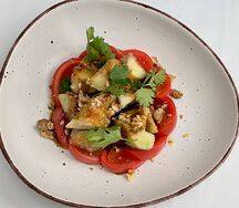 Салат с хрустящим баклажаном и сладкими томатами