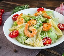 Салат Цезарь с креветками
