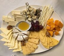 Ассорти Европейских и кавказских сыров