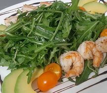 Салат Креветки с рукколой в горчичном соусе