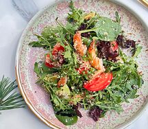 Салат с киноа и креветками