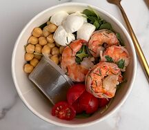 Салат с нутом и креветками