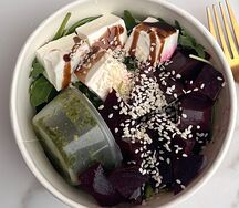 Боул со свеклой и брынзой