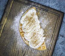 Вафля со сливками и корицей