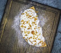 Вафля со сливками и вафельной крошкой