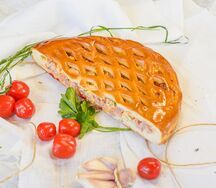 Половина пирога-пиццы с ветчиной и сыром