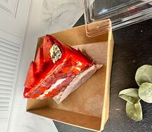 Кусок торта Красный бархат с малиной