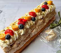 Меренговый рулет с клубникой