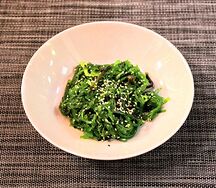 Салат Чука с ореховым соусом