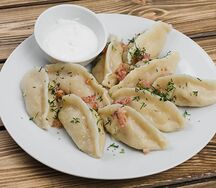 Вареники отварные с печеным картофелем и шкварками
