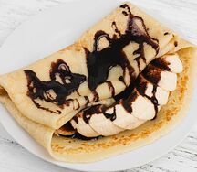 Блин с бананом и шоколадным соусом