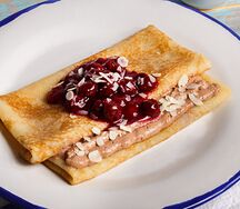 Блин с муссом из Нутеллы, вишней и лепестками миндаля