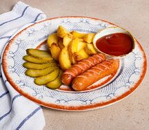 Картофельные дольки с сосисками