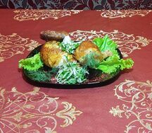 Половина курицы гриль с луком и зеленью