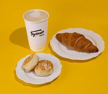 Капучино, сырники, круассан на сливочном масле