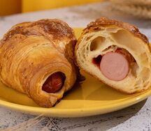 Круассан с сосиской и соусом