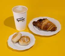 Капучино 400, сырники и круассан с шоколадом