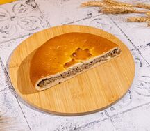 Половинка пирога с мясом