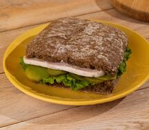 Сэндвич с индейкой на ржаной чиабатте